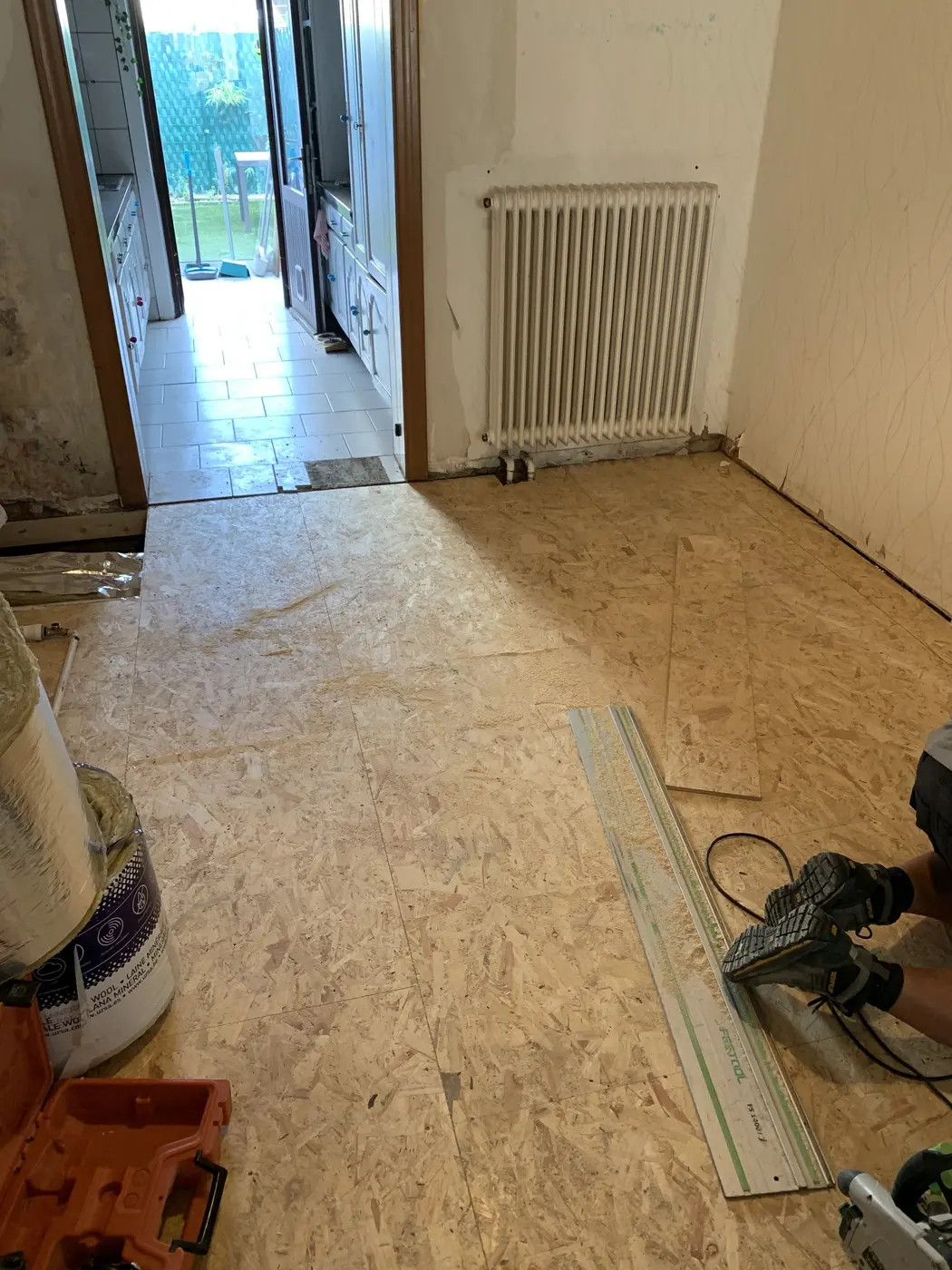 Nieuwe ondervloer geplaatst