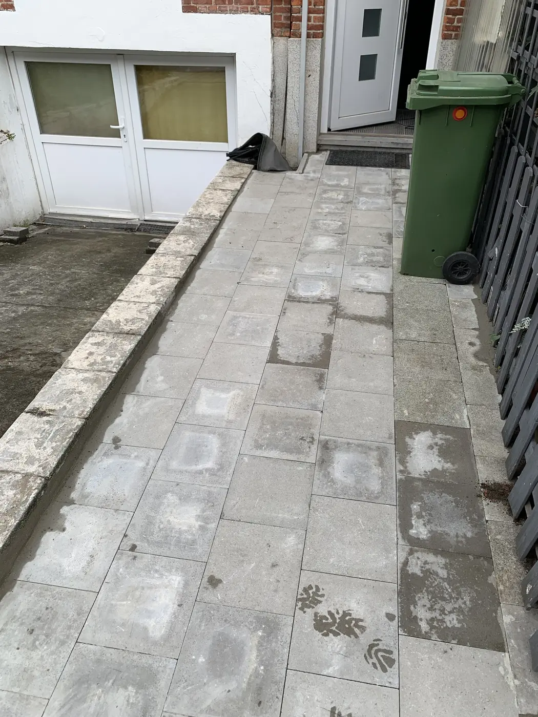 Tuinpad na het verwijderen van onkruid