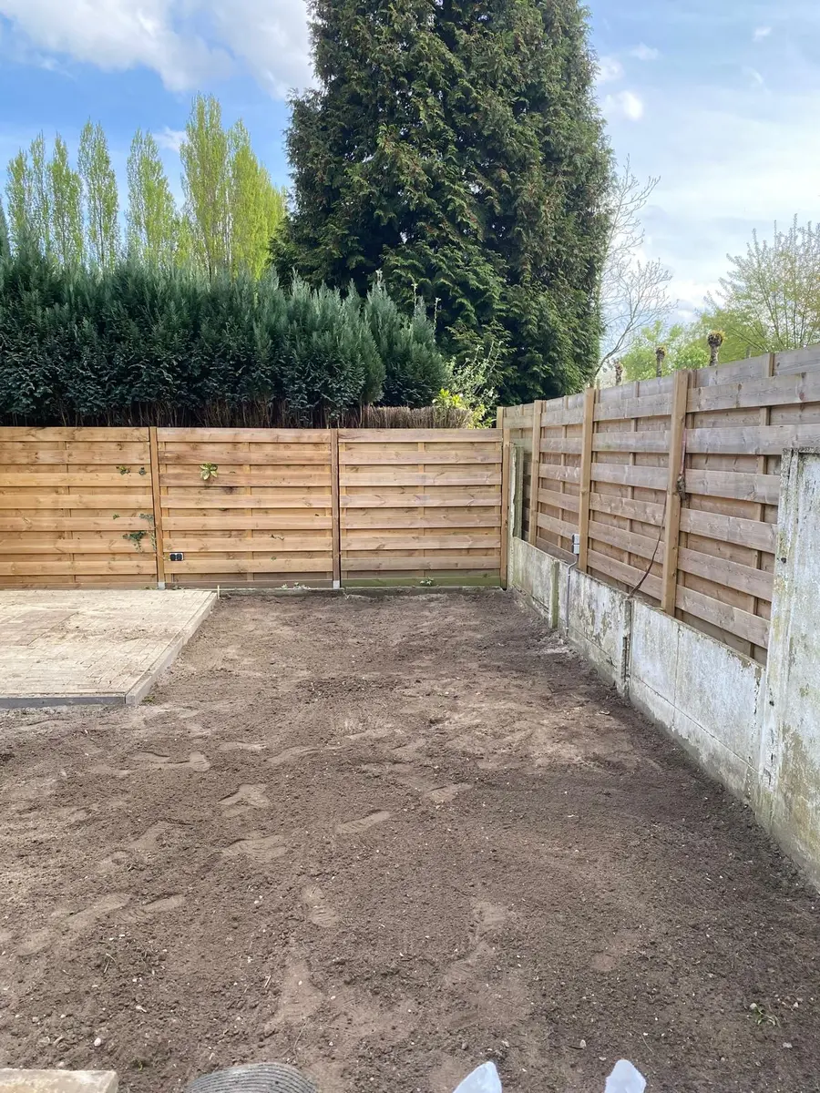 Tuin met nieuwe afsluiting en nette ondergrond