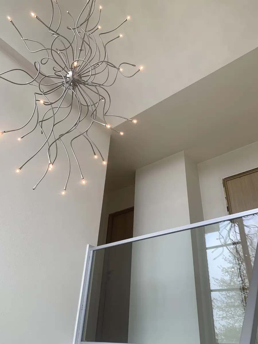 Afgewerkt wit plafond in een vide