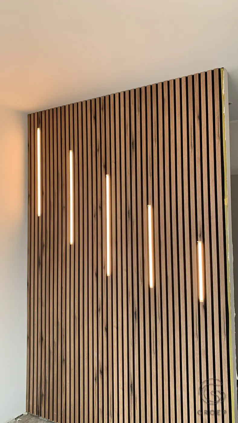 Afgewerkte lattenwand met verlichting