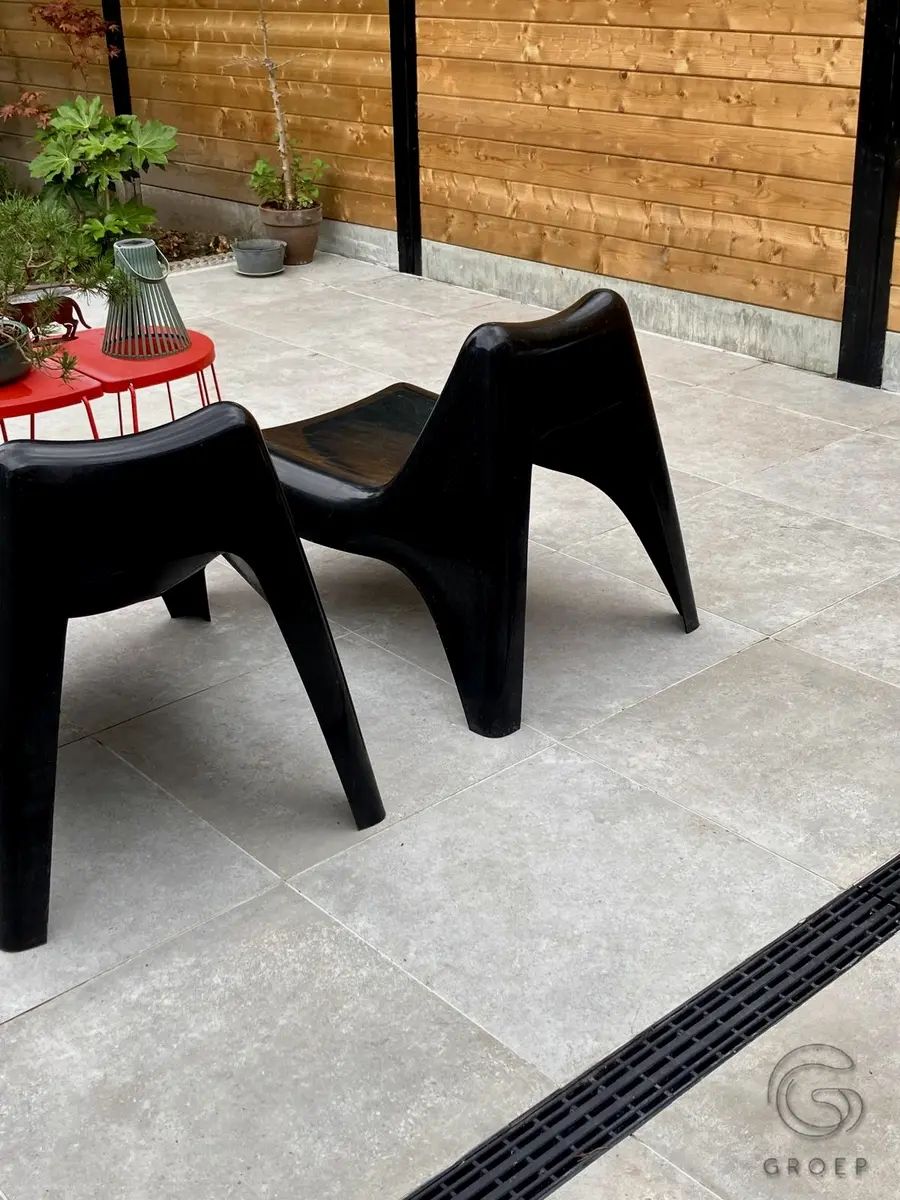Afgewerkt terras met tuinmeubilair